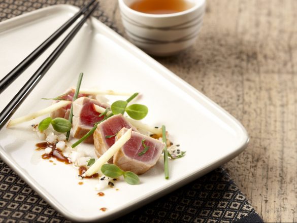 Tataki van tonijn met rettich en soja­gembervinaigrette - Keurslager