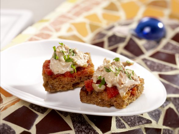 Pan Catalan met tonijnsalade - Keurslager Pan Catalan met tonijnsalade - Keurslager