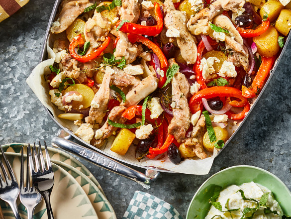 Traybake met Griekse kip en citroenyoghurt - Keurslager