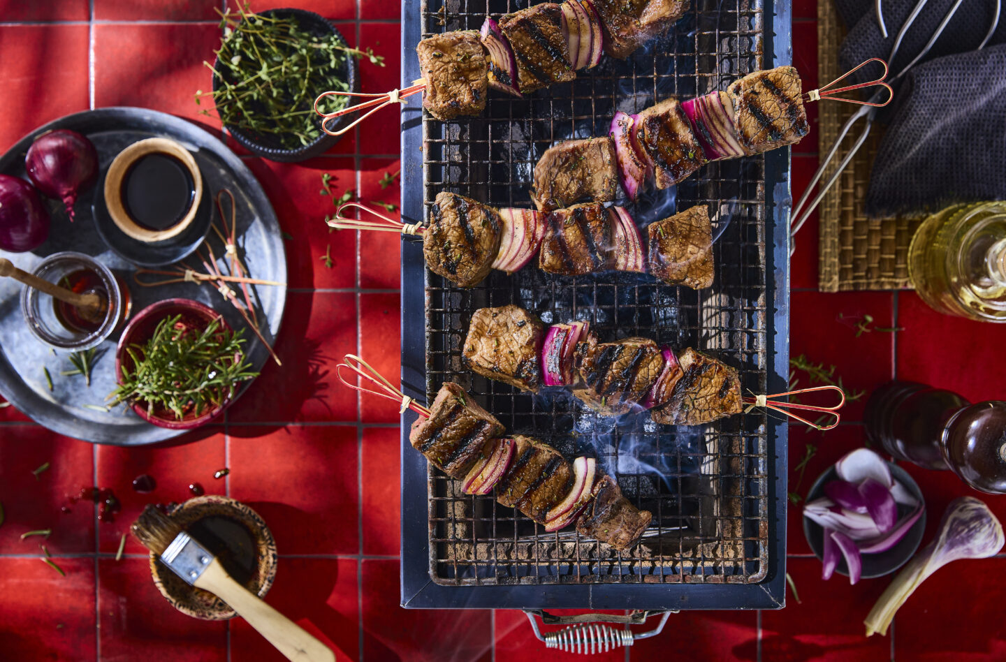 Zoete gegrilde steakspiesjes met honing, balsamico en verse kruiden